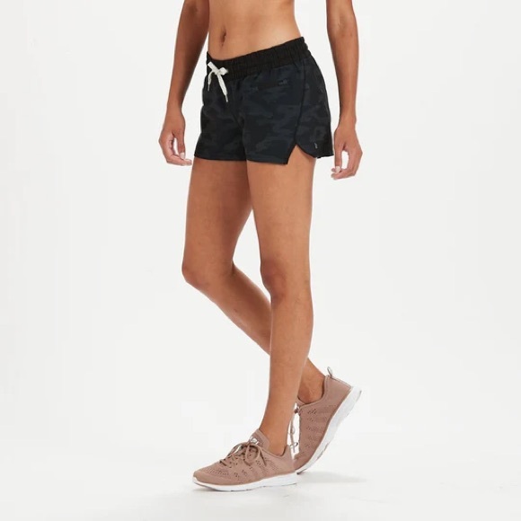 Vuori Pants - Vuori Clementine Short Black Watercolor Camo Size XS | Athleisure